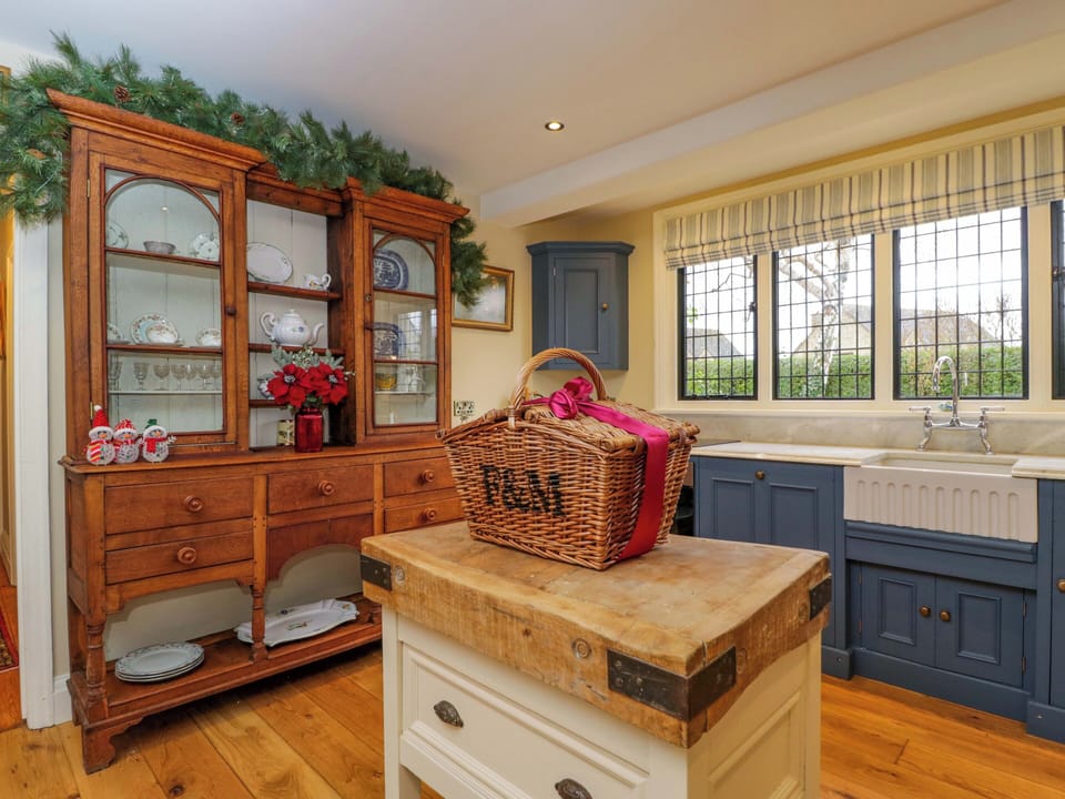 White House Cottage in Wychavon District