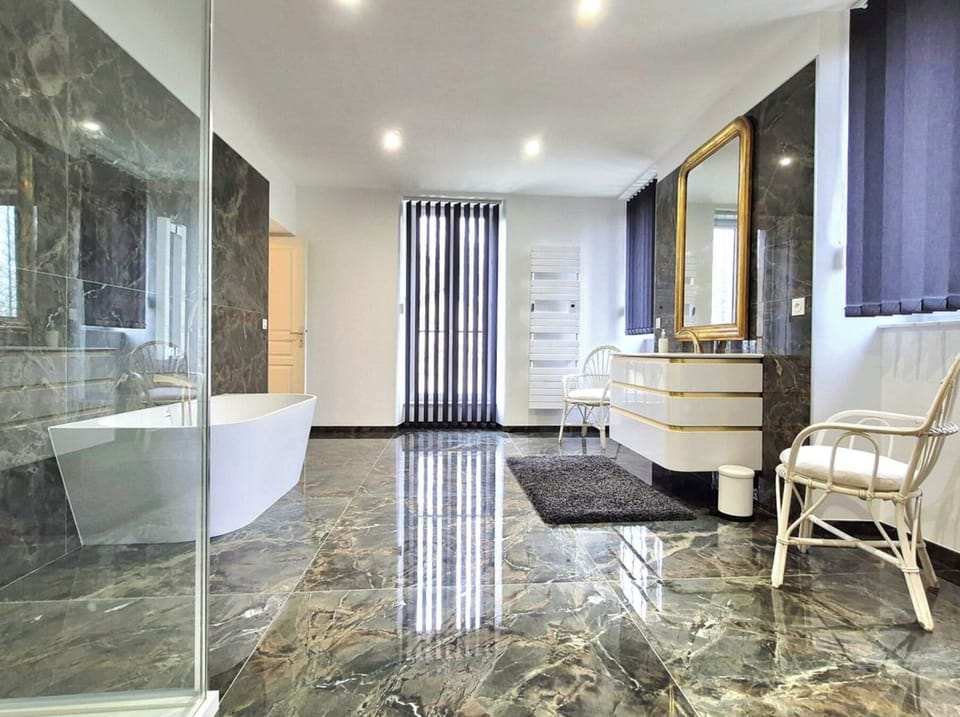 Superior Suite, Sauna & Hammam | Bathroom | Free toiletries, hair dryer, towels, soap