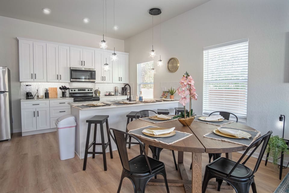 Apartment (3 Bedrooms) | Dining room