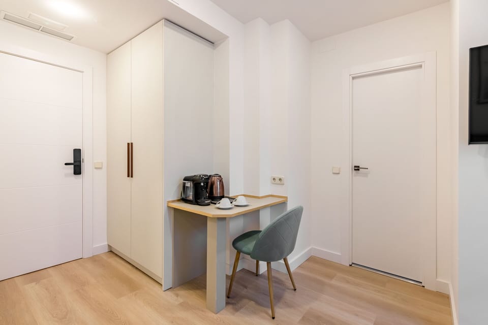 Junior Double Room | Coffee and/or coffee maker