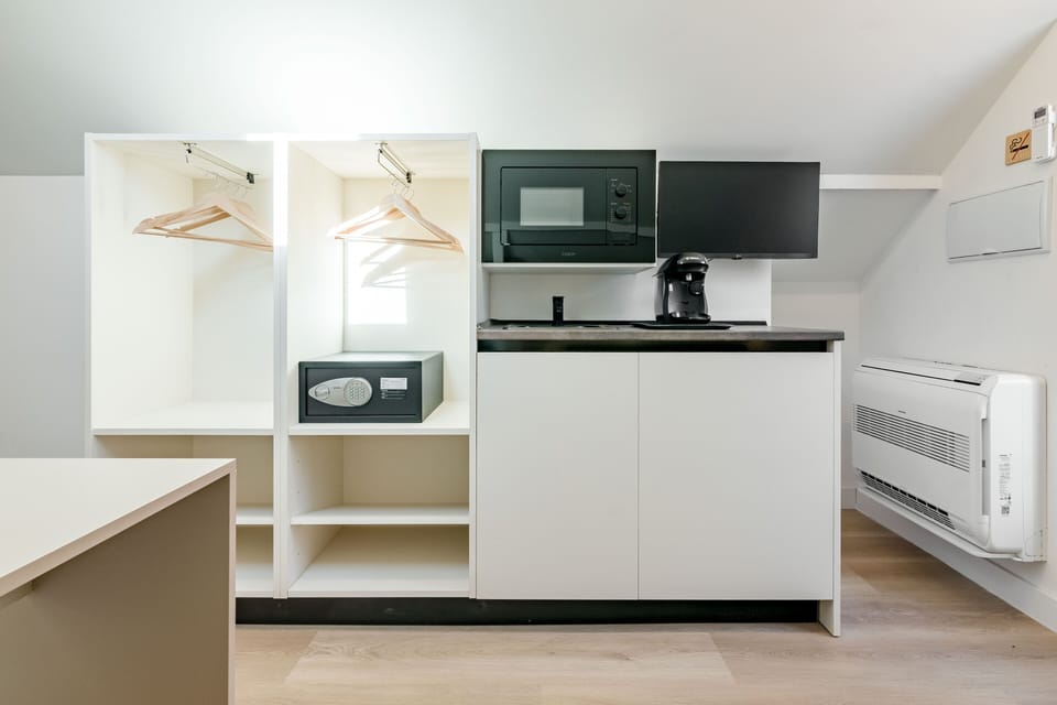 Deluxe Single Room | Iron/ironing board, free WiFi
