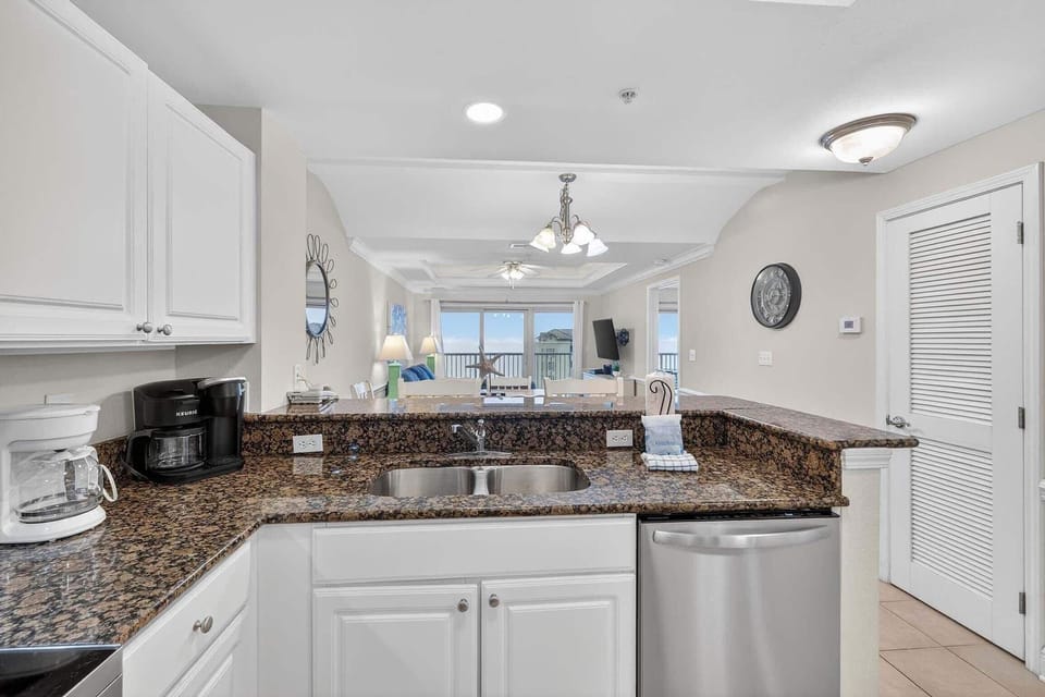 Condo, Multiple Beds (Crystal Tower 906) | Interior