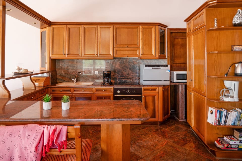 House | 3 bedrooms, desk