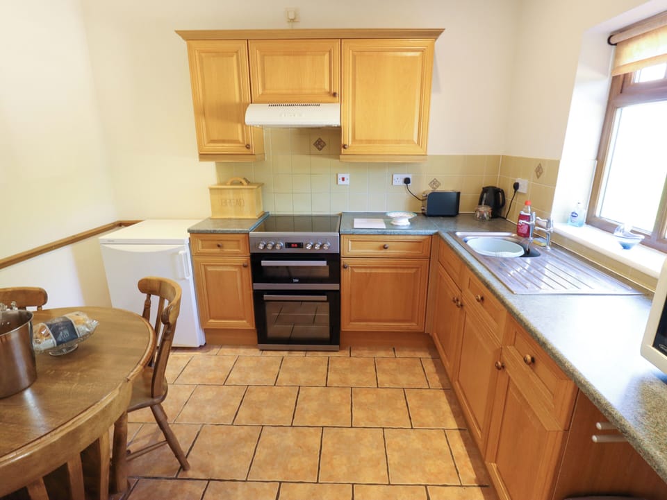 Cottage | Private kitchen | Fridge, microwave, cookware/dishes/utensils