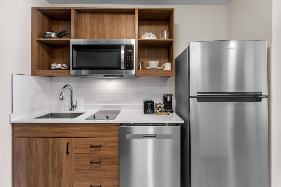 Coffee/tea maker, full-size fridge, microwave, stovetop