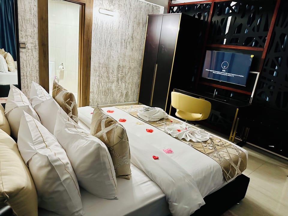 Luxury Suite | In-room safe, soundproofing, free WiFi