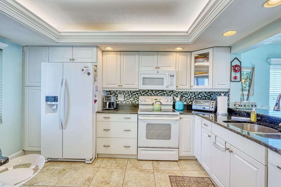 Condo, 1 King Bed (Ocean Sands 1-501) | Private kitchen | Oven, toaster