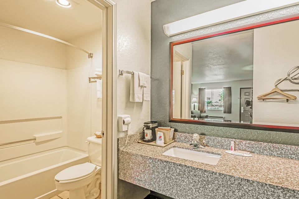 Combined shower/tub, hydromassage showerhead, free toiletries