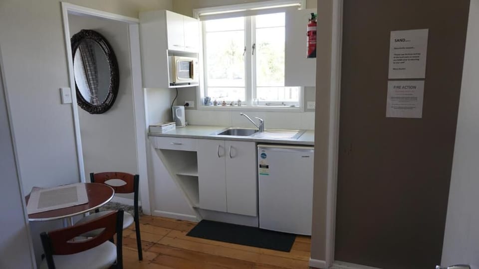Deluxe Suite, 1 Queen Bed, Private Bathroom, Sea View | Private kitchen | Mini-fridge, microwave, oven, stovetop
