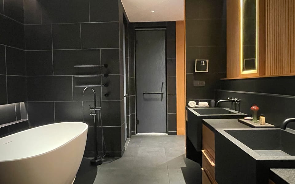 Executive Suite | In-room safe, desk, laptop workspace, blackout drapes