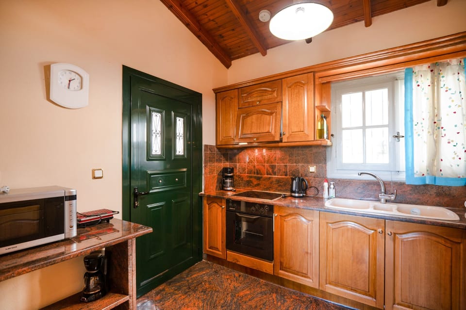 House | 4 bedrooms, desk
