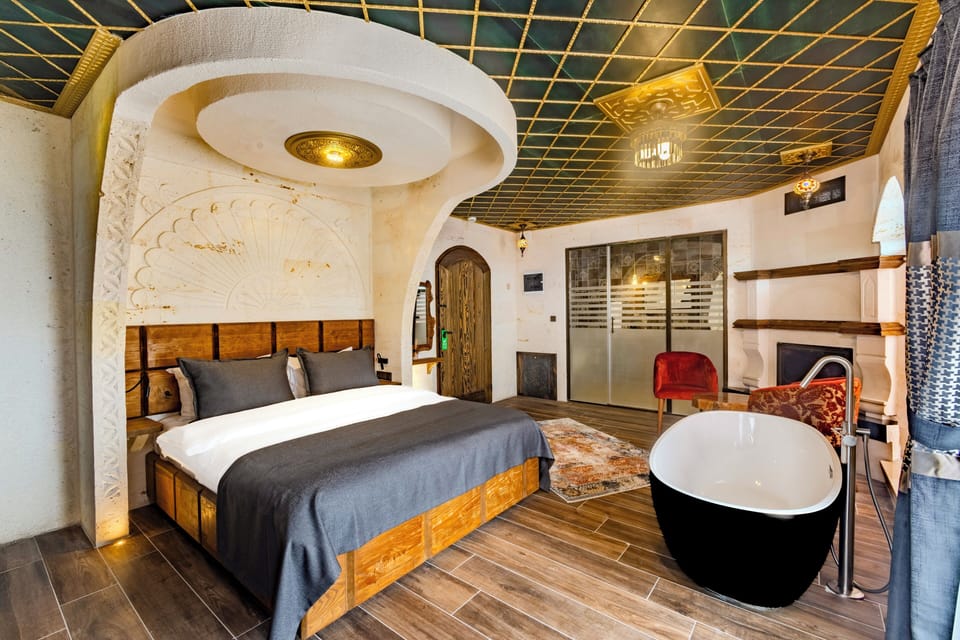 Signature Room, Bathtub | Premium bedding, memory foam beds, minibar, soundproofing