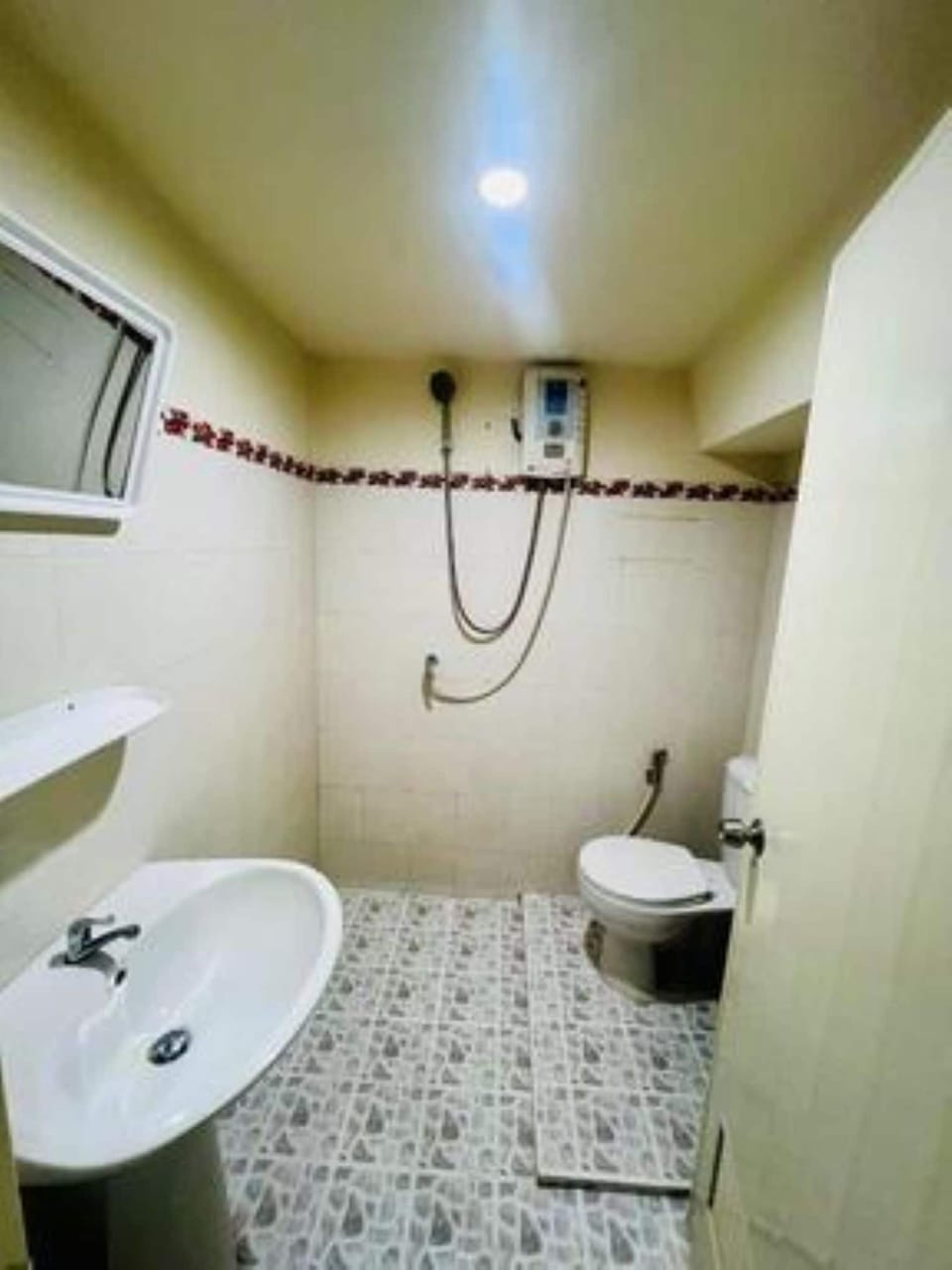 Deluxe Double Room | Bathroom | Towels, soap, shampoo, toilet paper