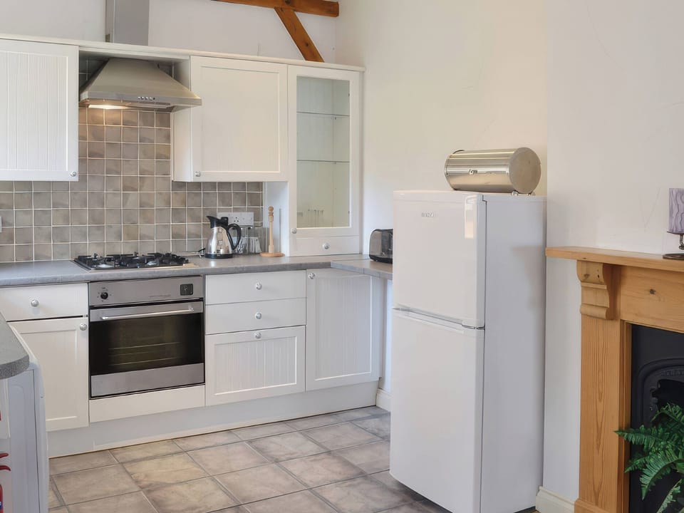 Cottage | Private kitchen | Fridge, microwave, toaster, cookware/dishes/utensils
