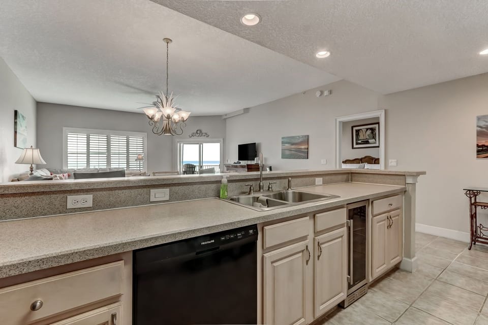 Condo, 3 Bedrooms | Private kitchen | Fridge, oven, stovetop, coffee/tea maker