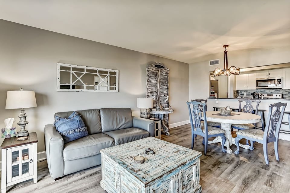 Condo, 2 Bedrooms | Living area | Smart TV