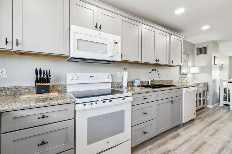 Townhome, 3 Bedrooms | Private kitchen | Fridge, oven, coffee/tea maker, toaster