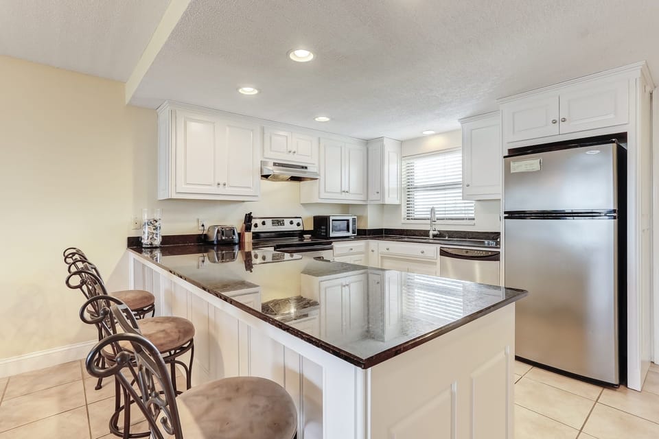 Condo, 2 Bedrooms | Private kitchen | Fridge, oven, stovetop, coffee/tea maker