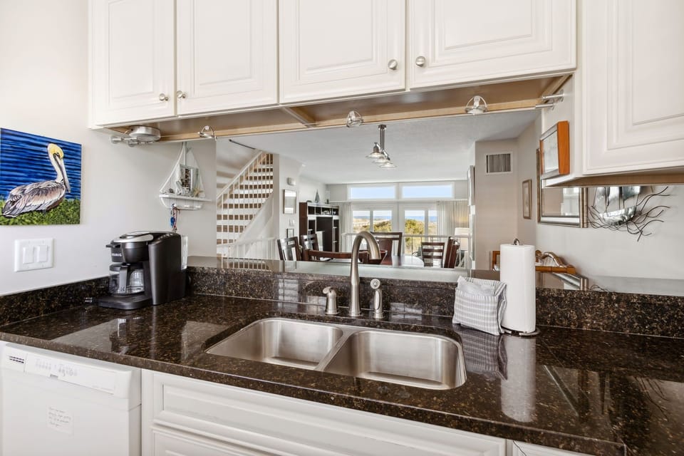 Townhome, 3 Bedrooms | Private kitchen | Fridge, oven, coffee/tea maker, toaster