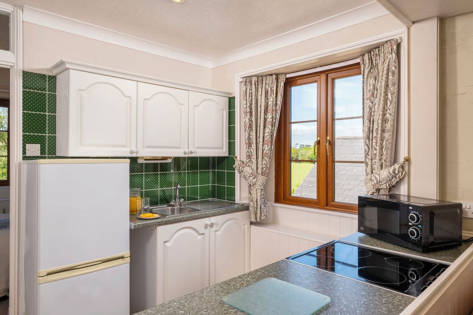 Cottage | Private kitchen | Cookware/dishes/utensils