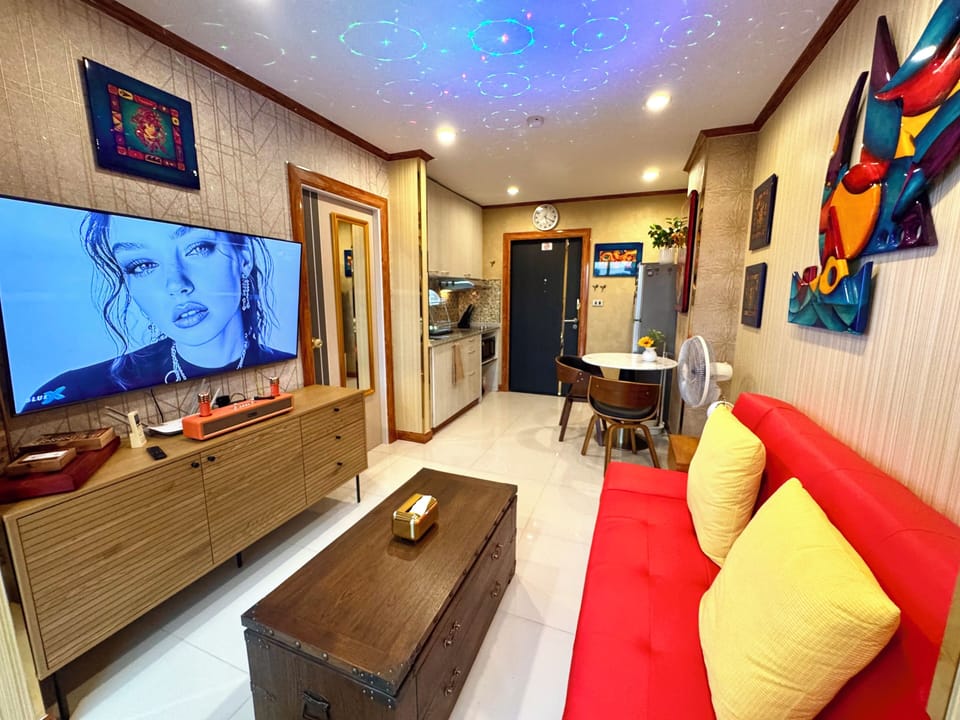 Apartment, 1 Bedroom, Accessible, Smoking | Living room | Books