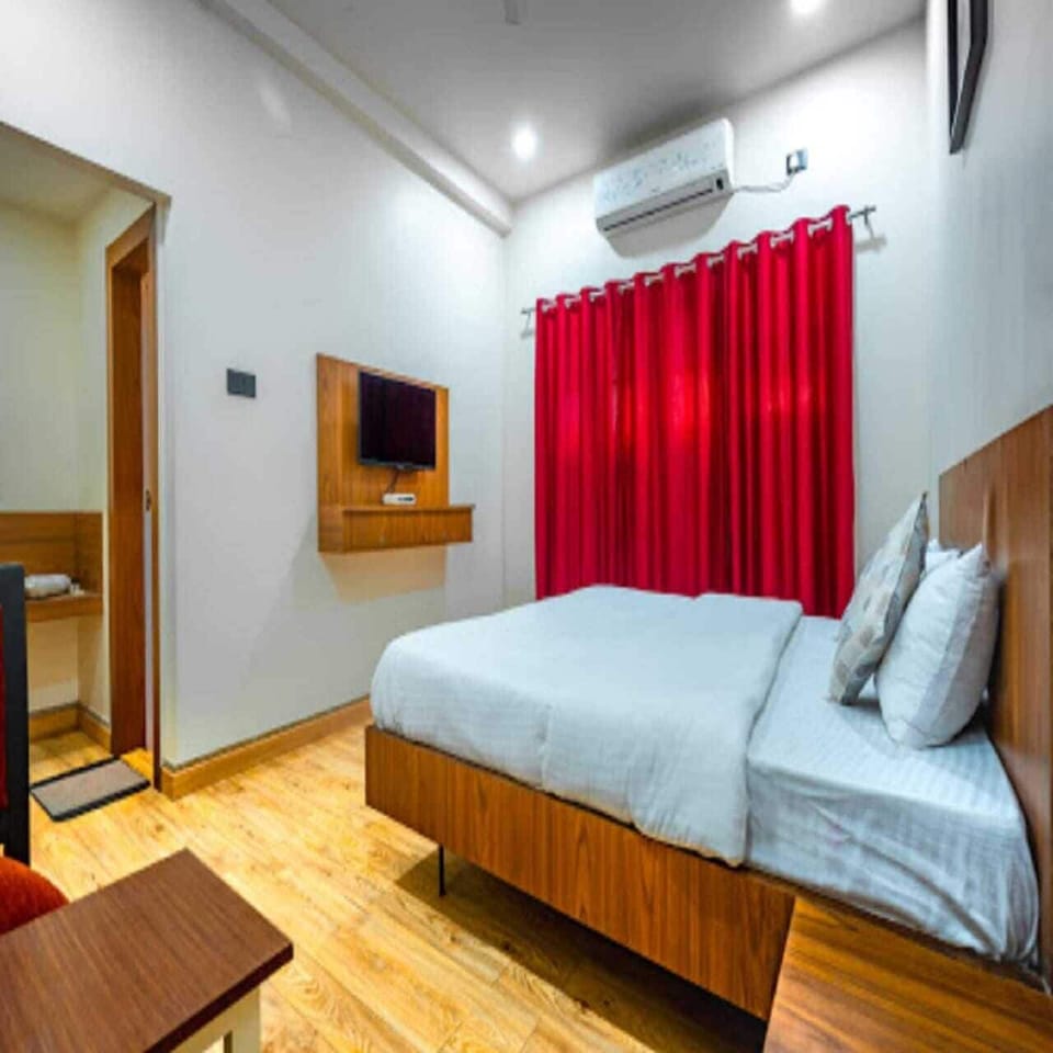 Deluxe Double Room | Desk, WiFi (free), bed sheets