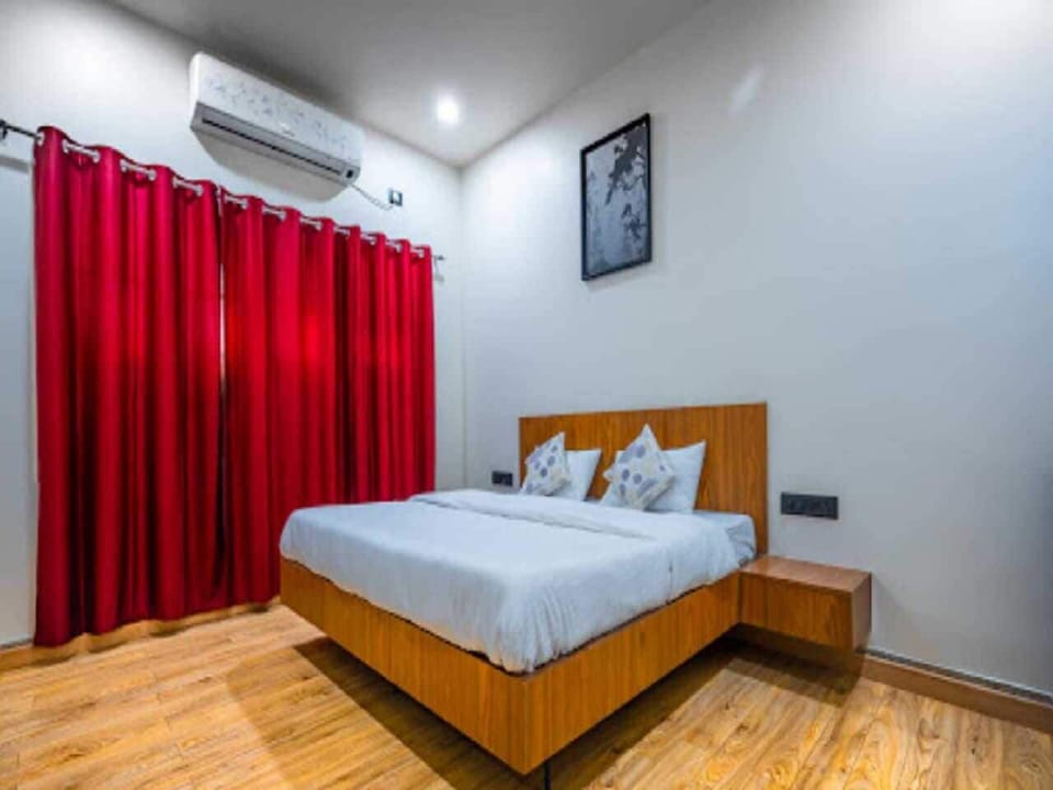 Desk, WiFi (free), bed sheets