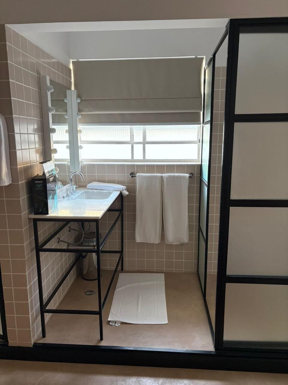 Deluxe Twin Room | Bathroom | Shower, free toiletries, hair dryer, towels