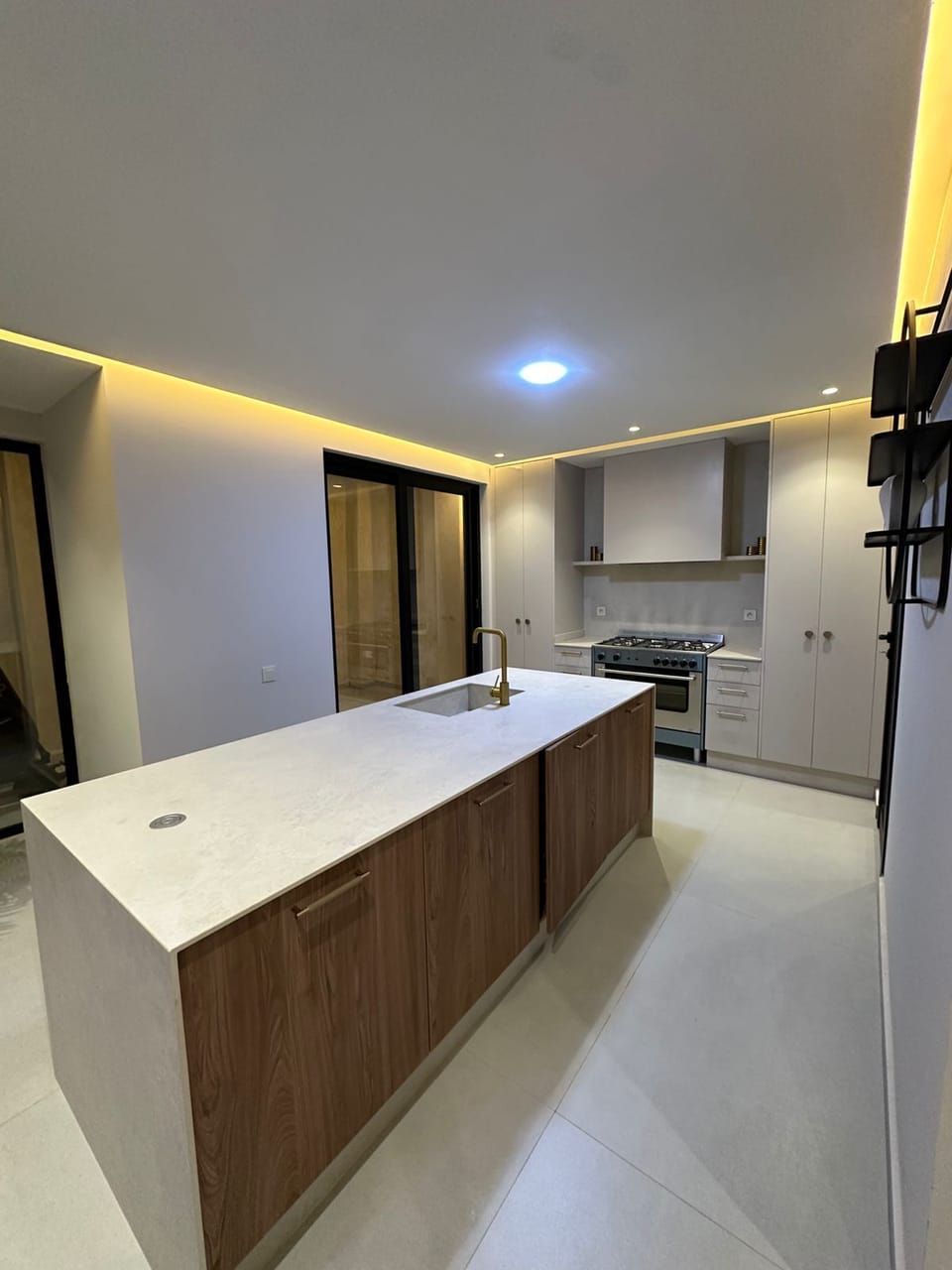 Comfort Villa | Shared kitchen | Toaster, blender, coffee grinder, mixer