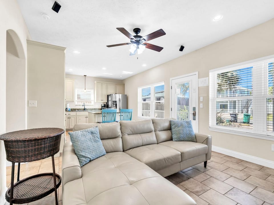 House, Multiple Beds (2 Palms B) | Living area