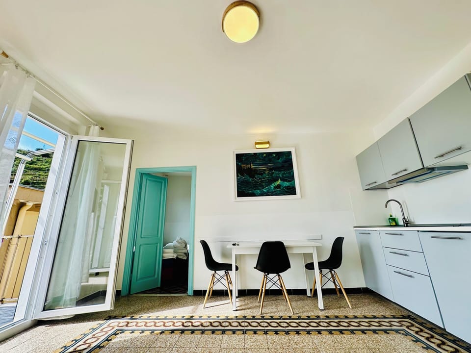 Panoramic Penthouse, Multiple Beds, Balcony, Ocean View | Living area | 32-inch LED TV with cable channels