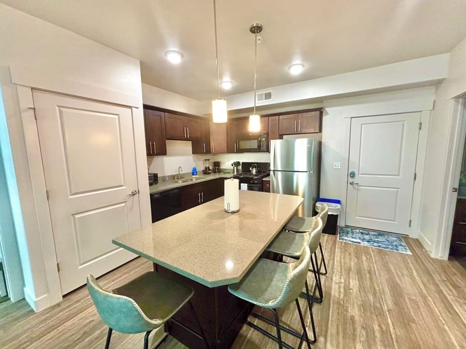 Deluxe Apartment, 2 Bedrooms, Pets Allowed | Private kitchen