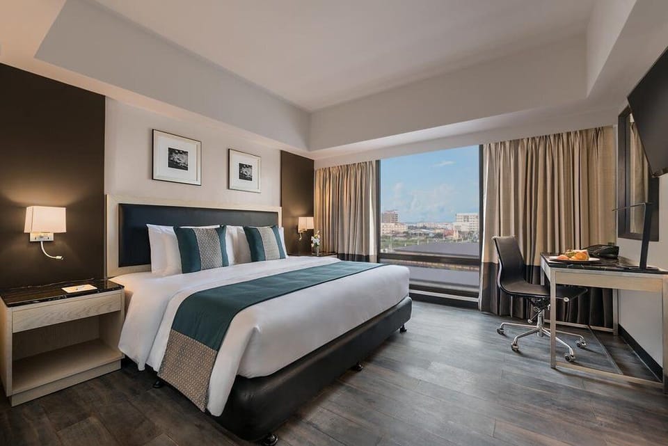 1 King Bed, Standard Room | Premium bedding, minibar, in-room safe, desk