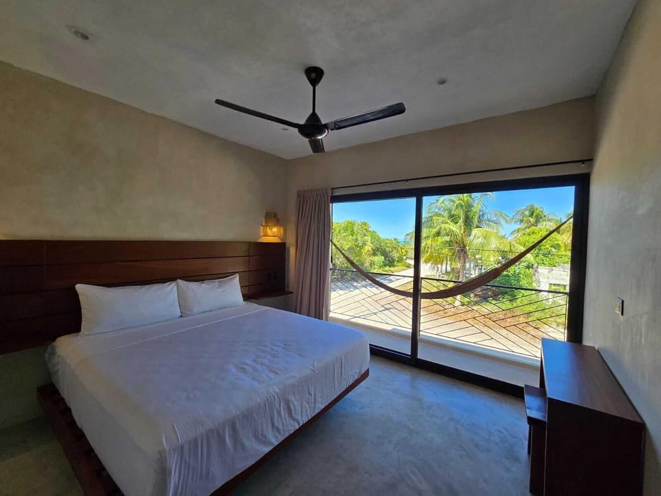 Deluxe Double Room, 1 King Bed, Balcony, Partial Ocean View | In-room safe, laptop workspace, free WiFi