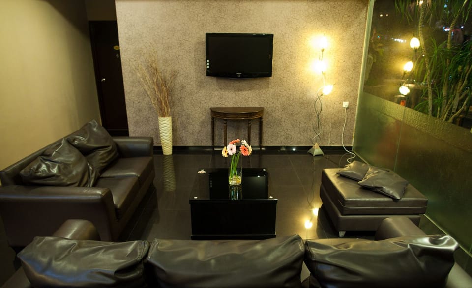Executive Deluxe Room | Living area