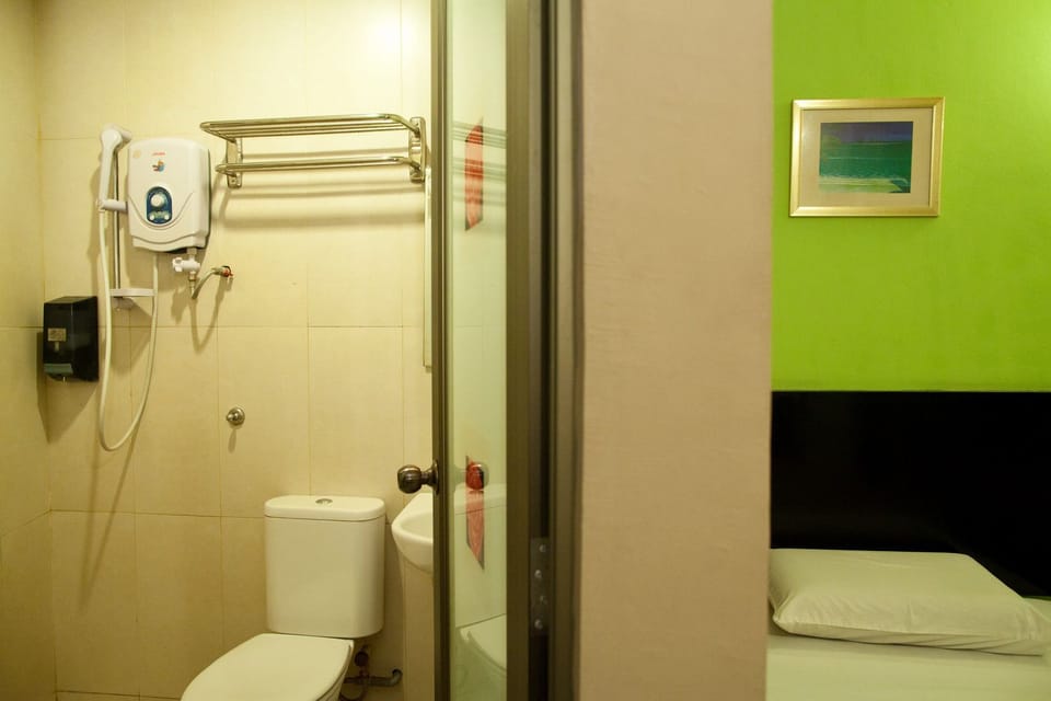 Executive Deluxe Room | Bathroom | Shower, free toiletries, hair dryer, towels