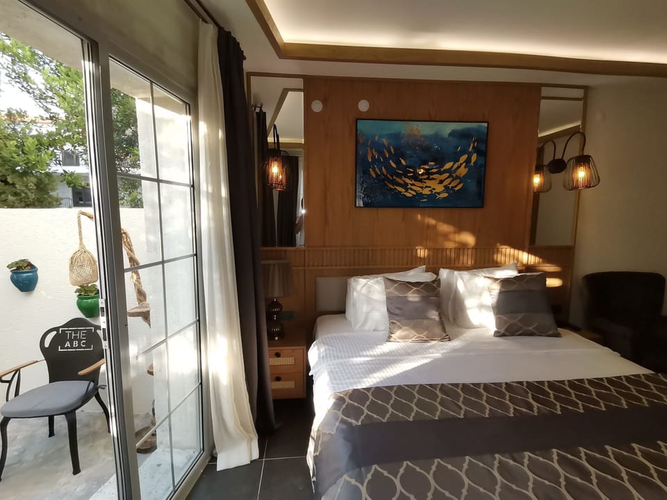 Corner Suite | Minibar, in-room safe, individually decorated, desk