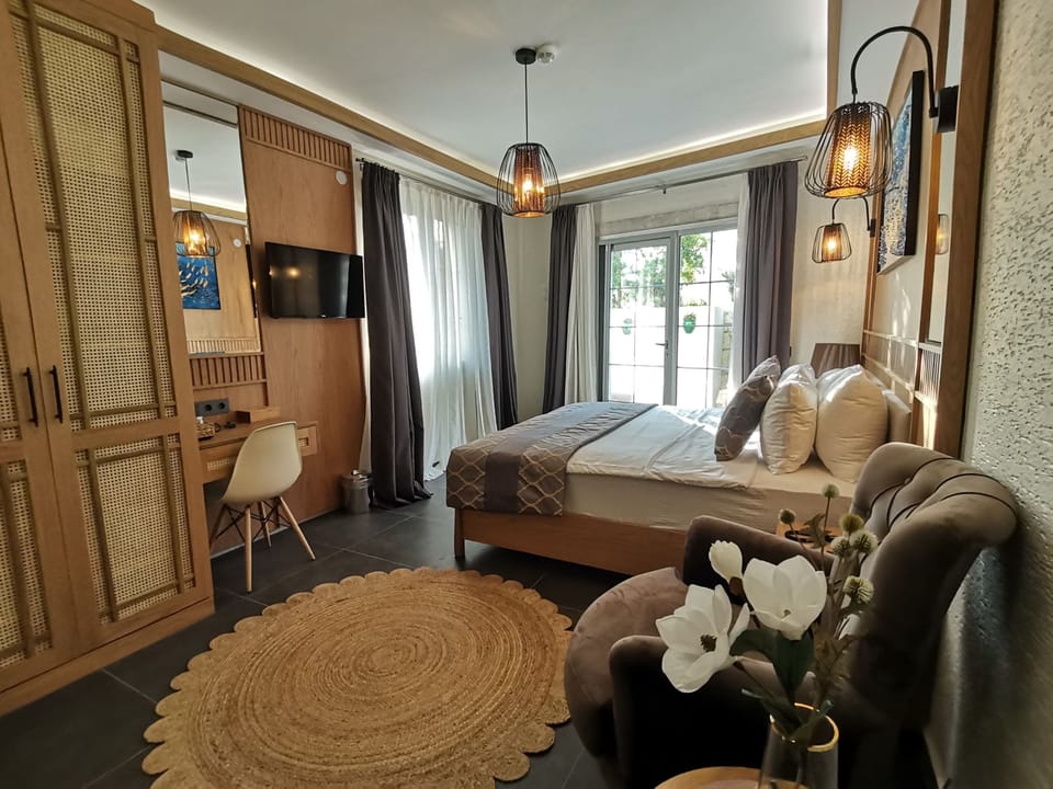 Corner Suite | Minibar, in-room safe, individually decorated, desk