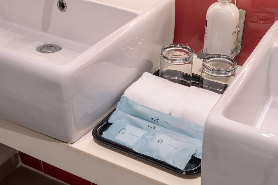 Shower, rainfall showerhead, free toiletries, hair dryer