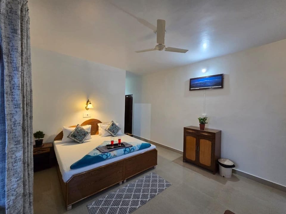 Deluxe Double Room, Balcony, Mountain View | Iron/ironing board, free WiFi