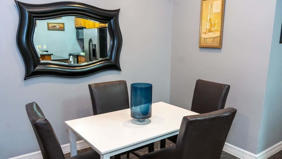 Apartment, 2 Bedrooms | Dining