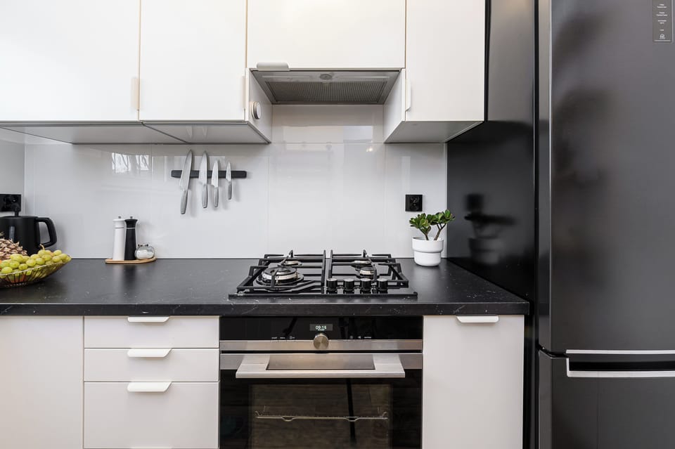 Classic Apartment, Balcony, City View | Private kitchen | Fridge, oven, electric kettle, griddle