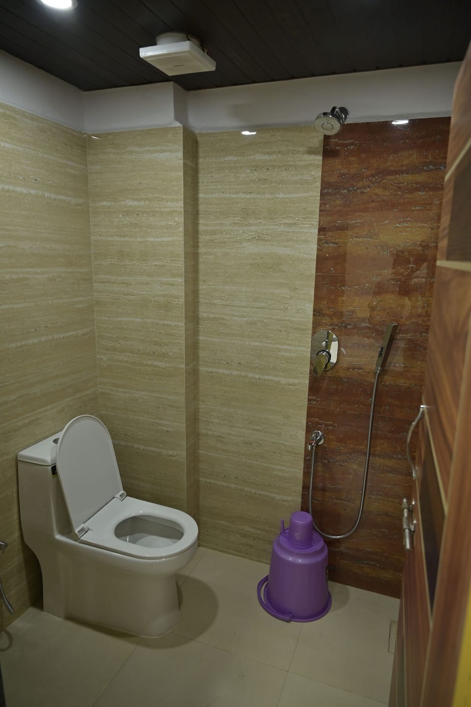 Shower, free toiletries