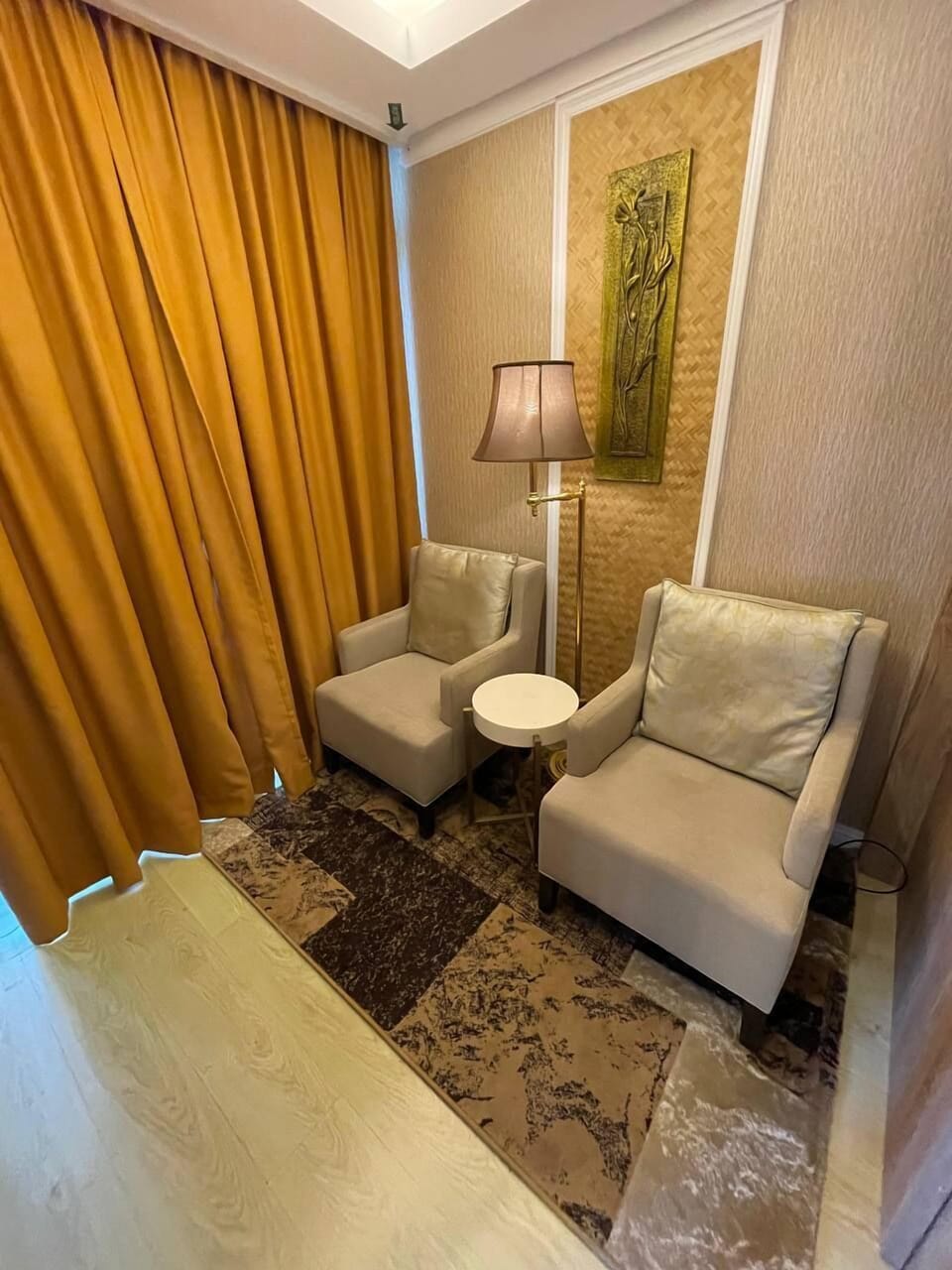 Luxury Triple Room | Desk, bed sheets