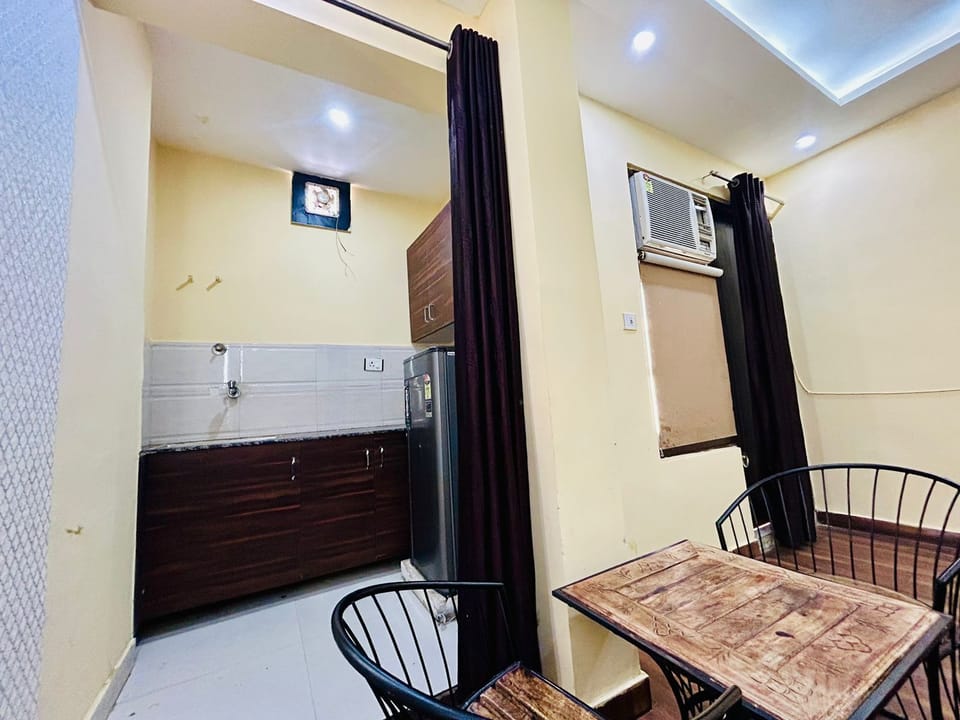 Deluxe Room, 1 King Bed, Kitchen | Private kitchen | Fridge, stovetop, cookware/dishes/utensils