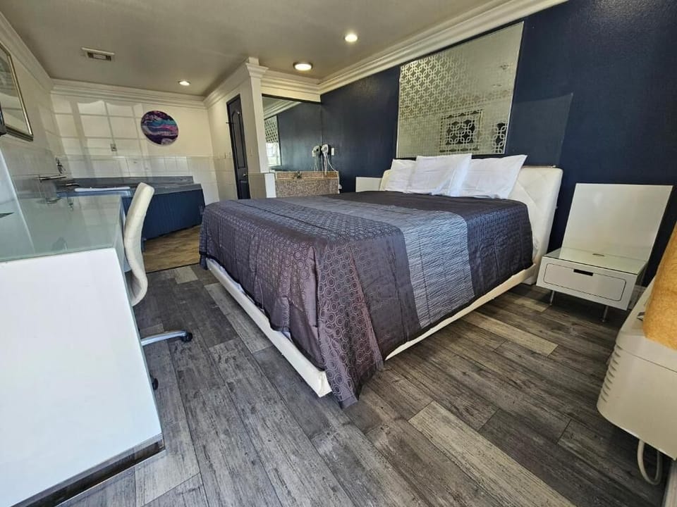 Superior Room | Desk, iron/ironing board, free WiFi, bed sheets