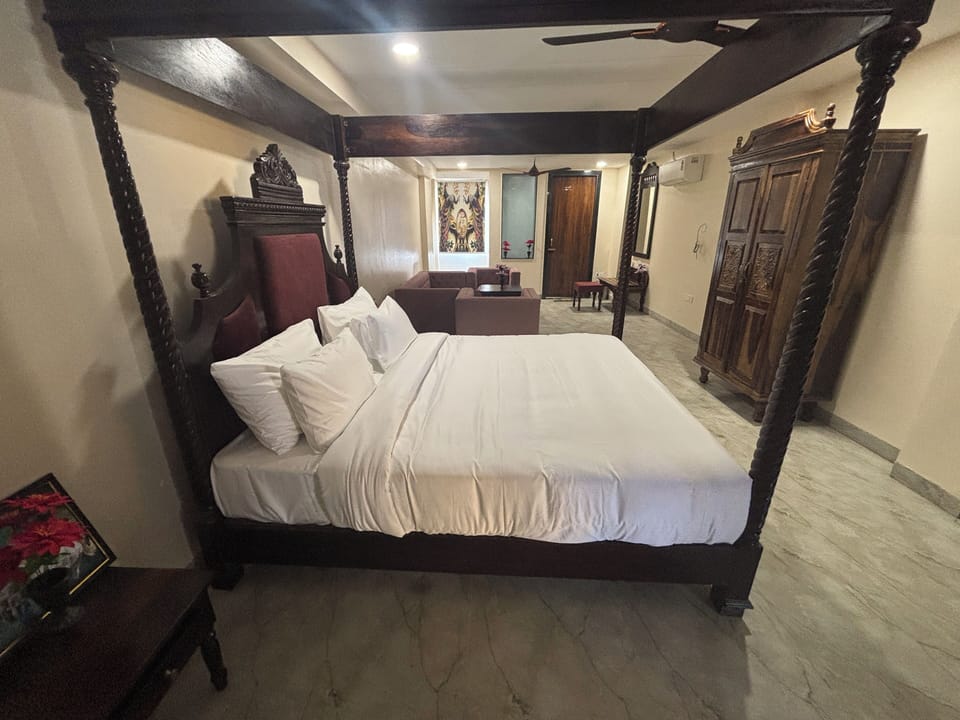 Honeymoon Suite | Desk, laptop workspace, WiFi (free), bed sheets