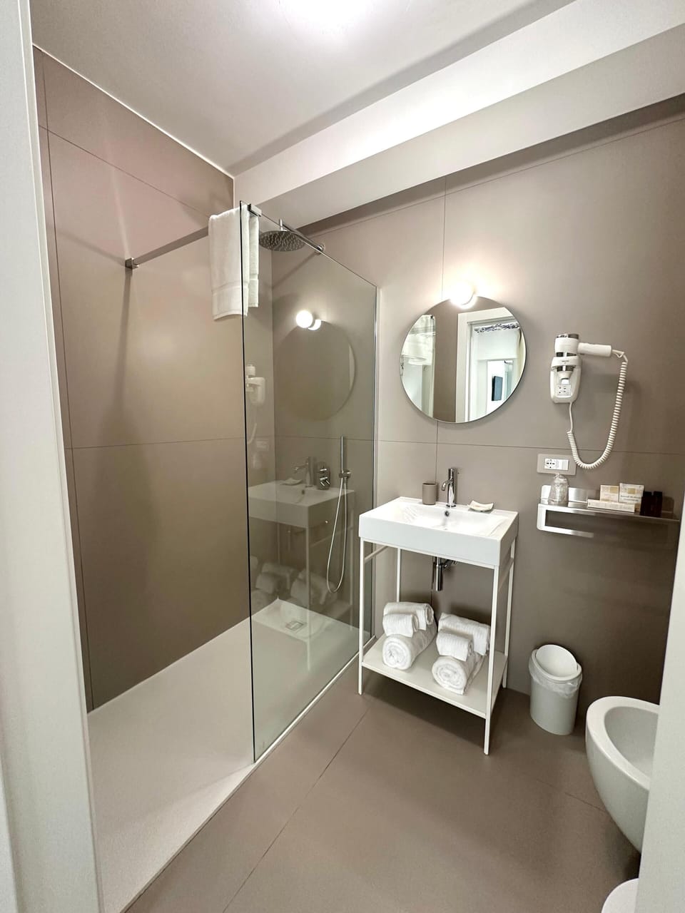 Luxury Double Room, Balcony | Bathroom | Shower, free toiletries, hair dryer, bathrobes