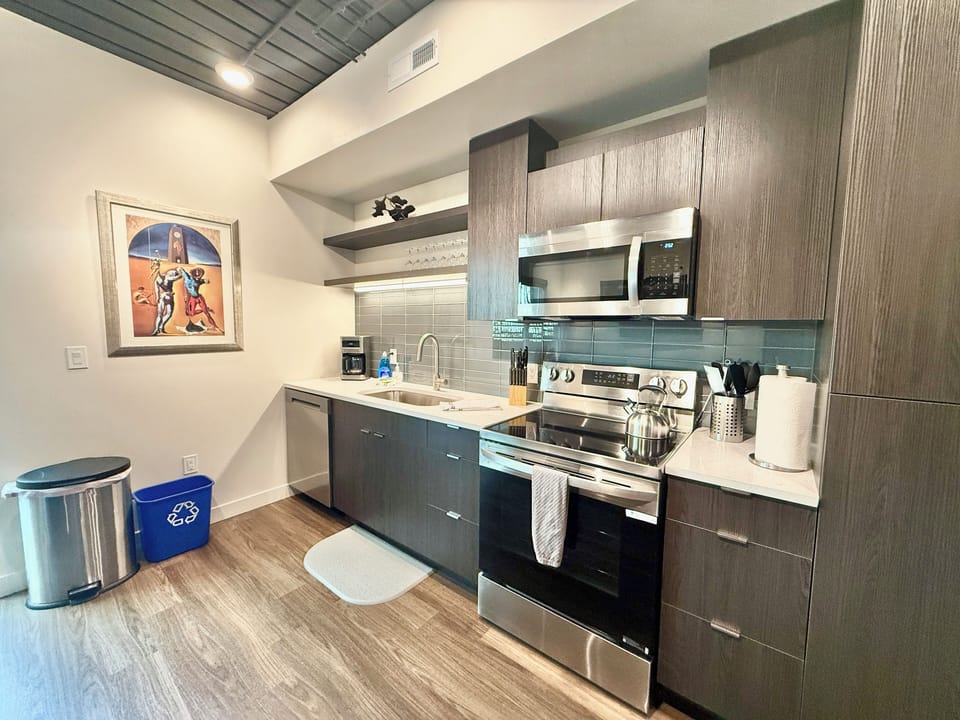 Luxury Condo, 2 Bedrooms, Courtyard View | Private kitchen