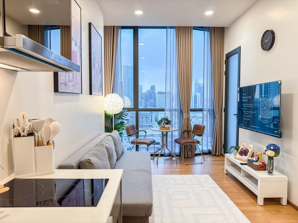 Apartment, 1 Bedroom, Balcony, Garden View | Living room | Books